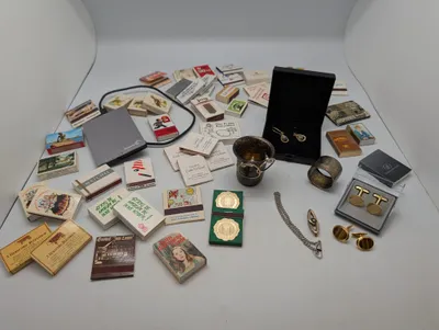 Samling af vintage tændstikæsker, smykker og diverse samlerobjekter