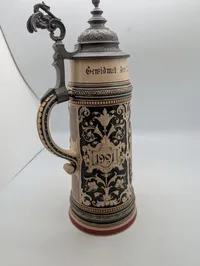 Tysk Regiments-ølkrus i stentøj med tinlåg og artillerimotiv