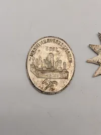 Samling af tre vintage Carlsberg-medaljer og emblemer Soltegn
