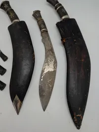 Tre  nepalesiske Kukri-knive med læderskeder og småknive