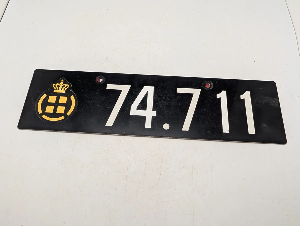 Dansk Forsvars Nummerplade med Krone og Nummer 74.711