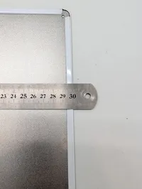 To metalskilte med Colt 1911 og Luger patenttegninger