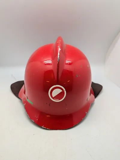 Vintage rød brandhjelm med logo