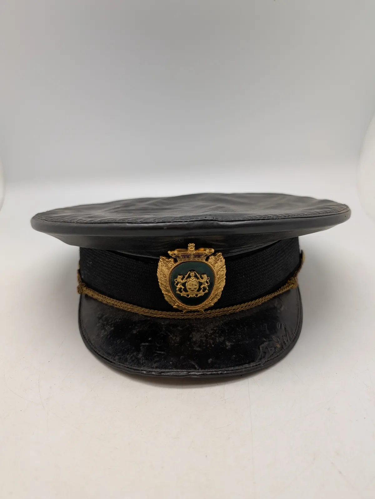 Vintage dansk politi- eller uniformskasket med rigsvåben-emblem