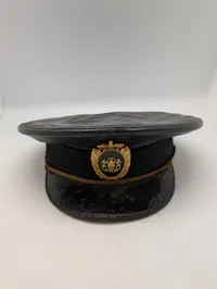 Vintage dansk politi- eller uniformskasket med rigsvåben-emblem