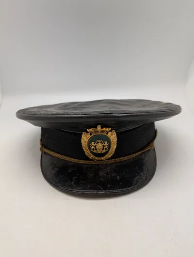 Vintage dansk politi- eller uniformskasket med rigsvåben-emblem
