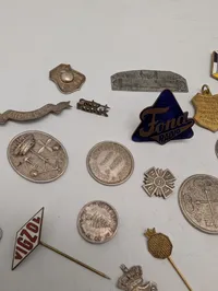 Samling af antikke og vintage danske emblemer, nåle og mønter
