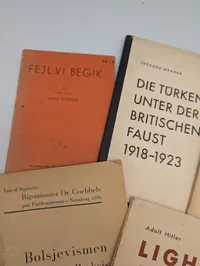 Samling af politiske pjecer og bøger fra 1930'erne og 1940'erne