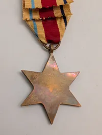 Britisk The Africa Star medalje fra 2. verdenskrig med originalt bånd
