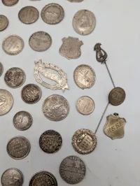 Samling af antikke danske foreningsmærker, medaljer og emblemer