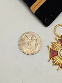 Samling af militære og civile ordener, epauletter og emblemer