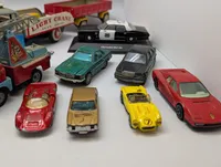 Samling af vintage modelbiler og legetøjskøretøjer