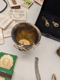 Samling af vintage tændstikæsker, smykker og diverse samlerobjekter
