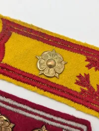 Tre finske militære kravemærker med rosetter WW2