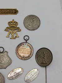 Samling af danske militære og civile medaljer, emblemer og tegn