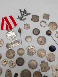 Samling af antikke danske medaljer, emblemer og foreningstegn
