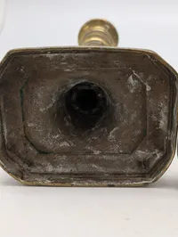 Et par antikke balusterformede lysestager af messing