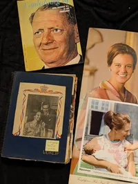 Samling af danske kongelige memorabilia, herunder scrapbog og plakater