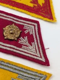 Tre finske militære kravemærker med rosetter WW2