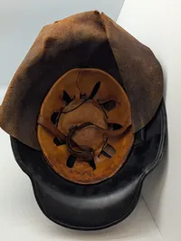 Dansk brandhjelm af stål med topknop og emaljeemblem