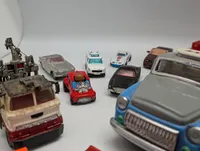 Samling af vintage modelbiler og legetøjskøretøjer