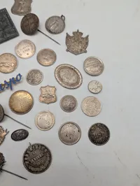 Samling af antikke danske foreningsmærker, medaljer og emblemer i sølv