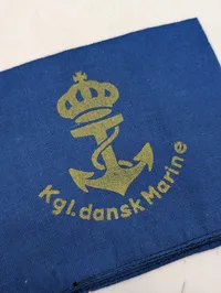 WW2 Marine armbind Armbindet blev fremstillet til Den danske Brigades Flotille, men nåede ikke at blive udleveret. Anvendt af Søværnet en periode umiddelbart efter besættelsen.