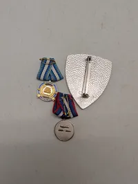 Samling af militære medaljer og emblem, UNFICYP og NATO