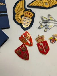 Samling af danske Flyvevåbnet emblemer, stofmærker og pins