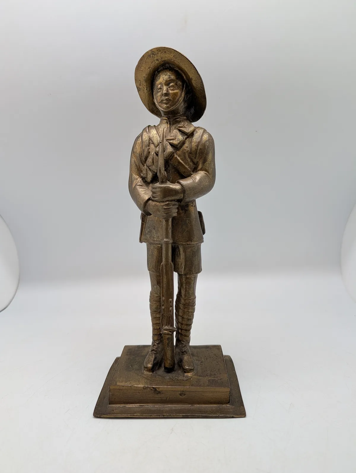 Bronze-figur af en Gurkha-soldat med riffel