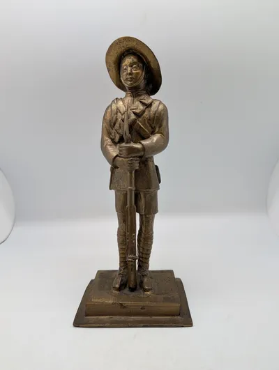 Bronze-figur af en Gurkha-soldat med riffel