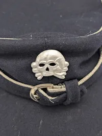 Tysk sort uldskråhue med Totenkopf-emblem og sølvfarvede snore ( repro ) 