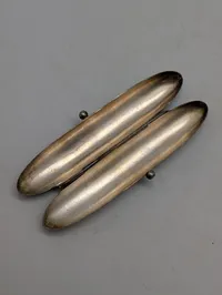 To antikke cigaretetuier i metal med relief og hamret finish