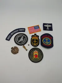 Samling af militære stofmærker og emblemer, herunder Royal Observer Corps