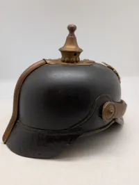  Pickelhaube hjelm med messingørn og hagerem