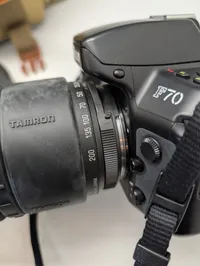 Nikon F70 SLR-kamerasæt med Tamron-objektiv, Sunpak-flash og taske