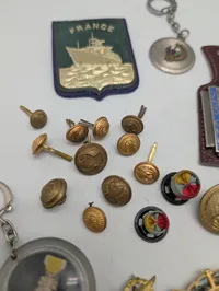 Samling af franske militære insignier, pins og nøgleringe