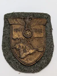 Tysk Krim-skjold (Krimschild) fra 2. verdenskrig på uldbaggrund