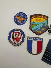 Samling af militære og civile stofmærker og distinktioner