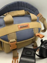 Nikon F70 SLR-kamerasæt med Tamron-objektiv, Sunpak-flash og taske