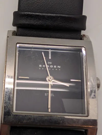 Skagen Denmark Steel firkantet herreur med sort læderrem