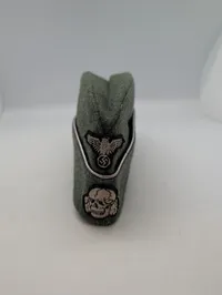 Tysk Waffen-SS M40 Felthue med Broderet Ørn og Totenkopf ( Repro ) 