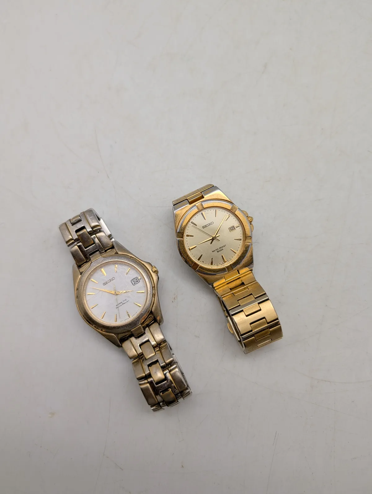 To Seiko herreure i tofarvet stål og gulddublé