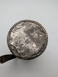 Antik metalmålekande med årstalsstempel 1953