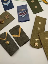 Samling af danske militære gradstegn og skulderstropper