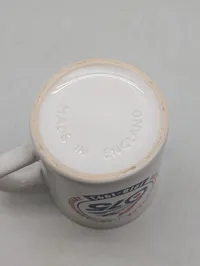 To vintage kaffekrus med flymotiver, herunder Royal Air Force 75 års jubilæum
