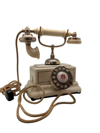 KTAS D08 bordtelefon fra Kongehuset nærmere bestemt Gråsteen slot i hvid bakelit med forgyldte detaljer