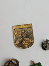 Samling af militære og civile emblemer herunder KFUK og Alpini