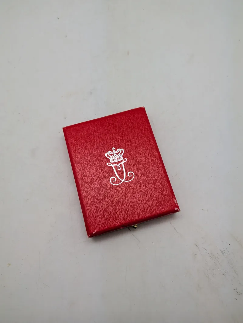 Dansk Kongelig Fortjenstmedalje i originalt rødt etui