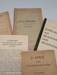 Samling af seks historiske pjecer og hæfter fra 2. verdenskrig